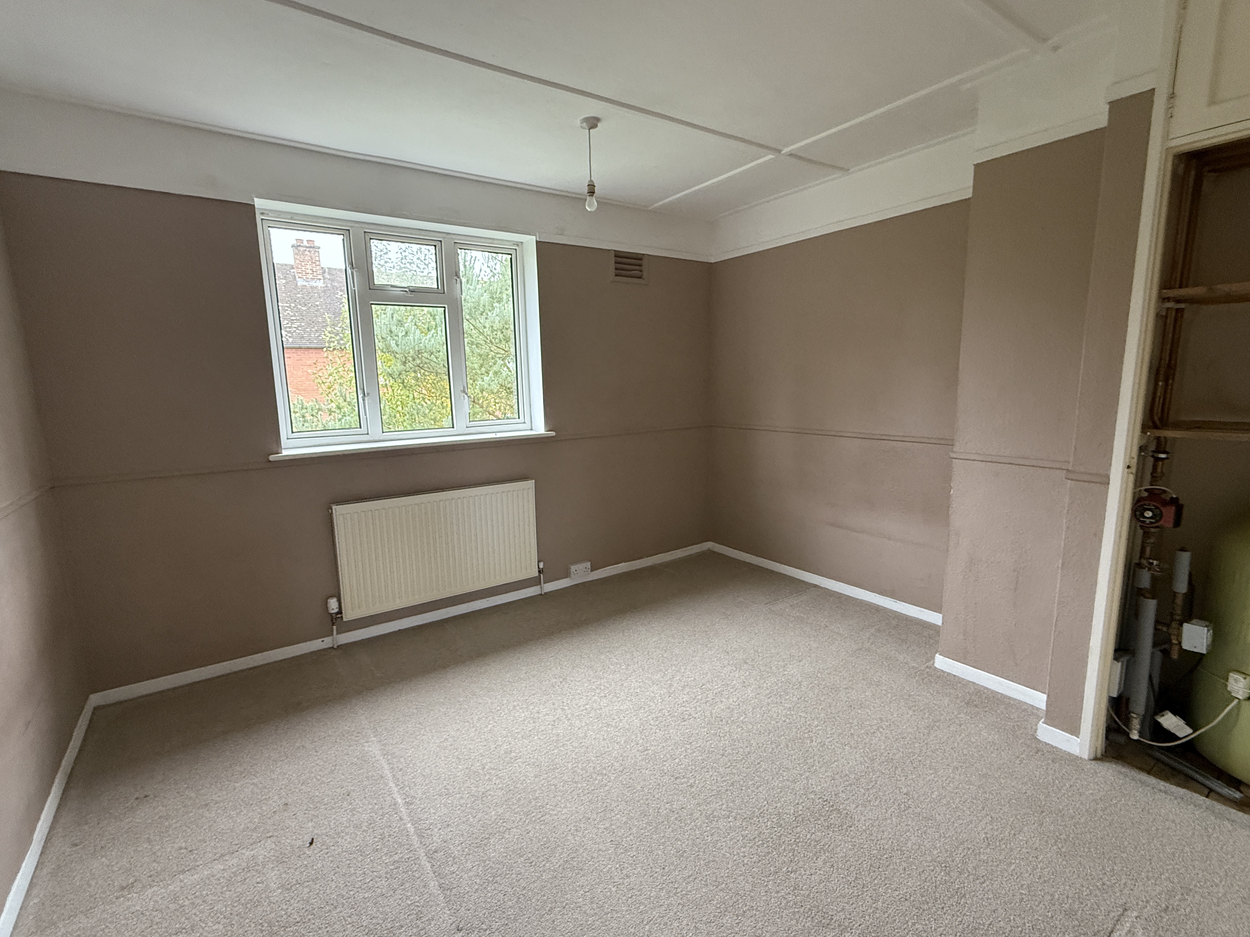 Lot: 11 - HOUSE IN NEED OF IMPROVEMENT - Bedroom 2 of Semi in Wealden Village